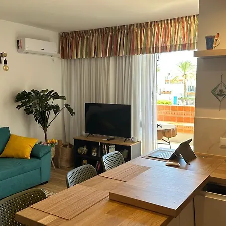 Air-conditioned, Remarkably Beautiful Apartment, Fibre Wi-fi, Pool 阿罗纳